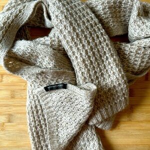 🐘 Banana Republic - Fuzzy Woven Gold Scarf